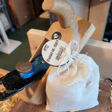 Zirbenholz selbst gehobelt und in kleinen Säcken gefüllt.