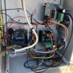 „Elektronik-Steuerkasten mit Arduino‑Platine, Motortreiber und verdrahteten Kabeln als Steuerungsprojekt in der Technikwerkstatt Kempodium.“