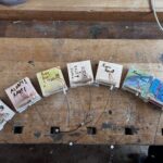 Reihe selbst gebauter kleiner Holz‑Alarmanlagen mit Kabel und Kontakt, entstanden beim Kindergeburtstag in der Technikwerkstatt Kempodium Kempten