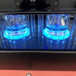 Nahaufnahme eines Resin 3D‑Druckers mit blauer UV‑Belichtung in der Technikwerkstatt des Kempodium in Kempten