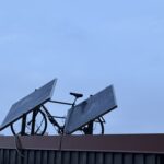 Einachsiger Solartracker mit Solarpanel und Steuerung auf einer Holzplatte in der Technikwerkstatt des Kempodium Kempten