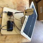 Einachsiger Solartracker mit Solarpanel und Steuerung auf einer Holzplatte in der Technikwerkstatt des Kempodium Kempten