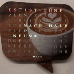 „Leuchtende Wordclock mit Cappuccino‑Motiv, gebaut in der Technikwerkstatt des Kempodium in Kempten“
