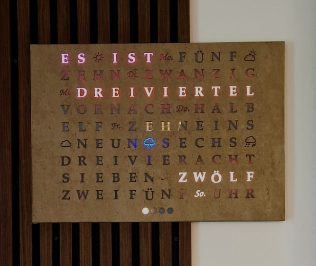 Wordclock‑Front mit Steinoptik wird im Kempodium von Hand veredelt und erhält ihre individuelle Oberfläche.