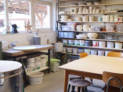 Offene Töpferwerkstatt im Kempodium Kempten mit Arbeitsplätzen, Ton, Werkzeugen und Brennofen für Kurse und eigene Keramikprojekte